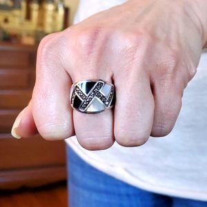 Beautiful onyx and mother of pearl. 925 sterling silver ring